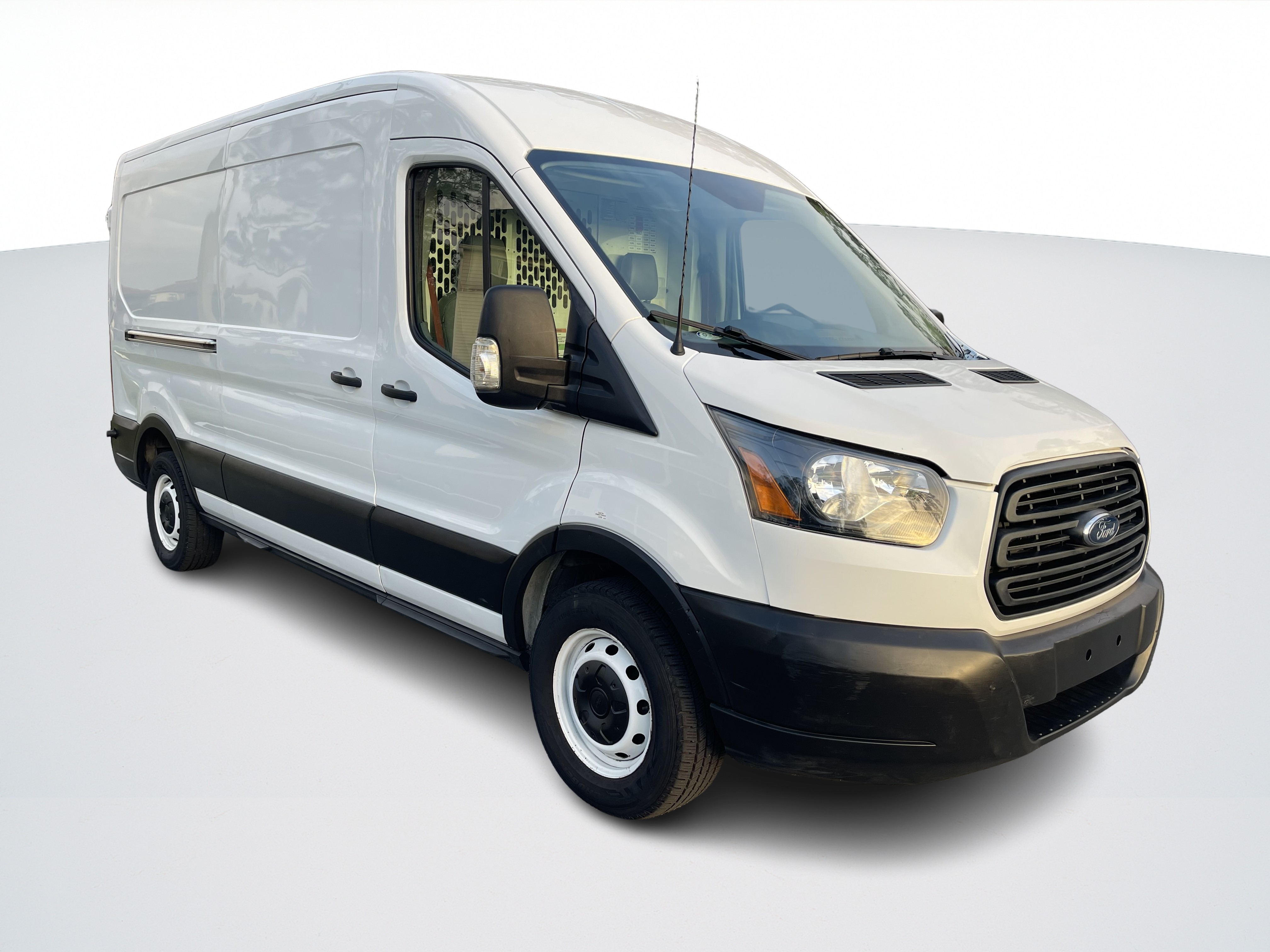 FORD TRANSIT 150 view 2