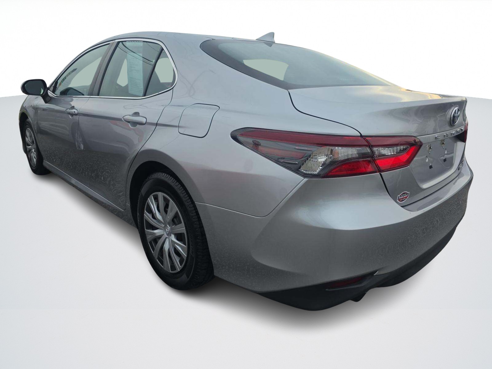 Toyota Camry Hybrid LE view 3