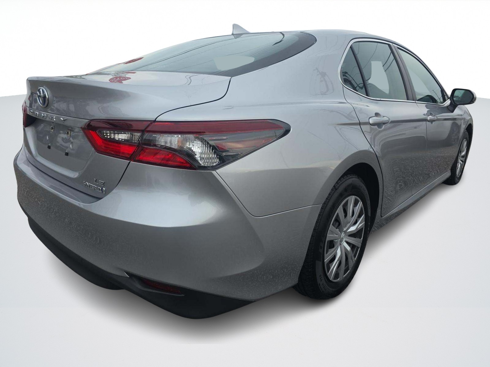 Toyota Camry Hybrid LE view 4