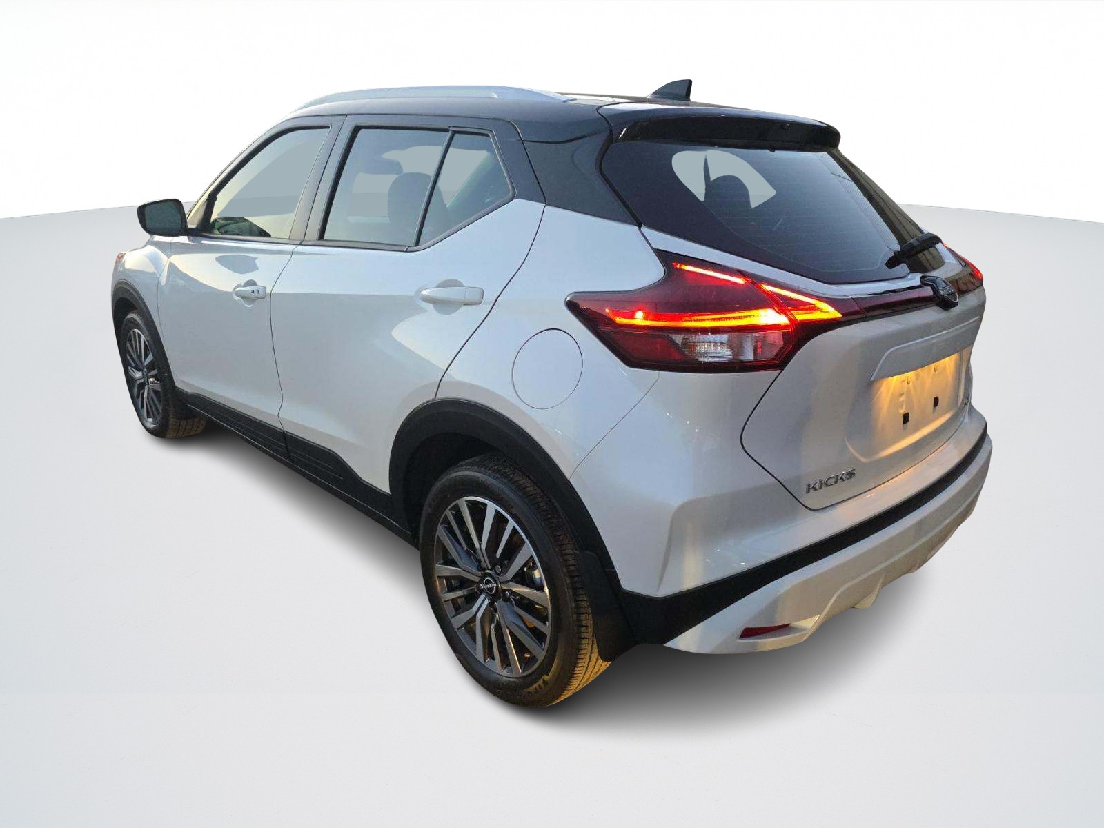 Nissan Kicks SV view 3